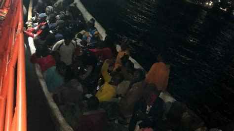 Llegan Dos Cayucos A Gran Canaria Y El Hierro Con 221 Migrantes