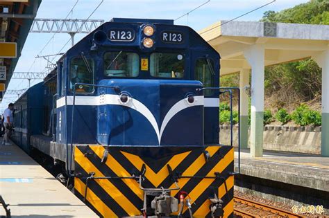 雄獅旅遊今天舉辦「藍皮解憂號觀光列車啟動記者會」，民眾記憶中的藍皮普快重生上路。（記者陳彥廷攝） Train Vehicles Car