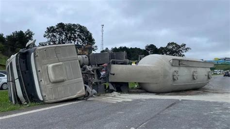 Carreta Mais De Toneladas De Carga Tomba Em Rodovia Famosa De Sp