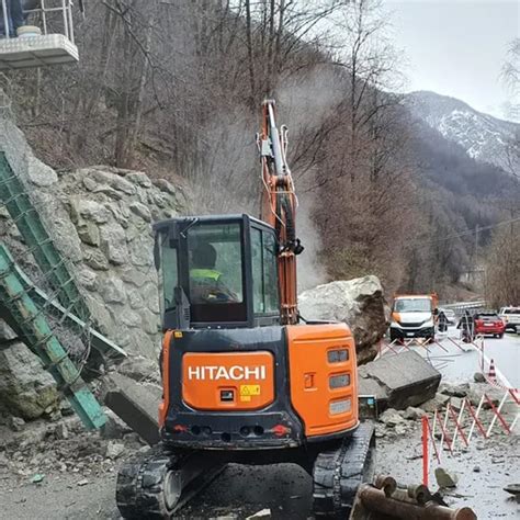 Un Masso Di Otto Metri Piomba Sulla Strada Strada Per La Valmalenco A