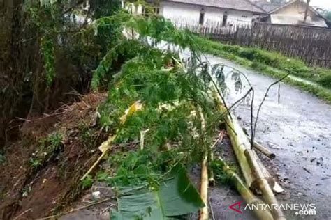 Hujan Deras Picu Bencana Longsor Dan Banjir Di Kabupaten Sukabumi