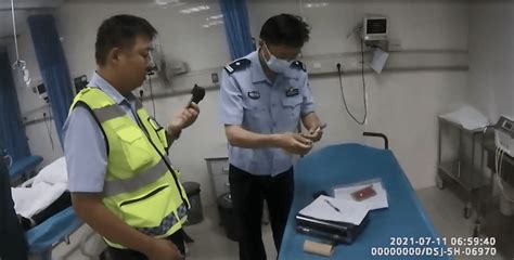 金湖一男子酒驾昏睡车内，民警果断破窗！ 黎城