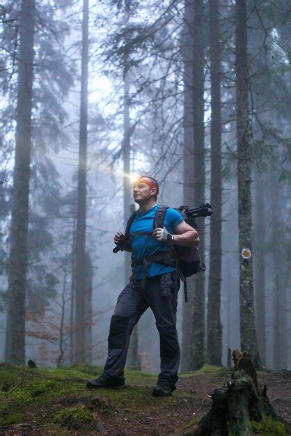 Caminante Con Faro Y Mochila En Un Sendero En El Bosque Por La Noche