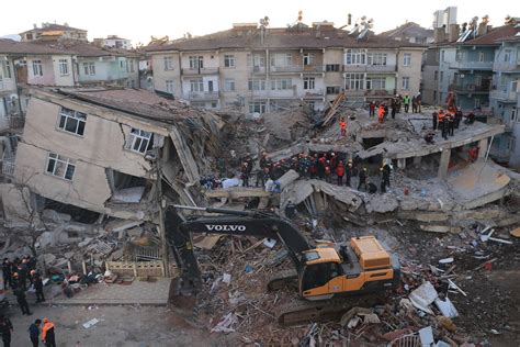 Elazığ da deprem sonrası 2 gün İşte son fotoğraflar Son Dakika