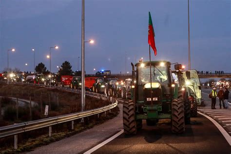 Minutos Agricultores Portugueses Bloqueiam Estradas E Manifesta Es