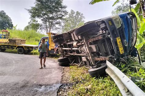 Ngeblong Truk Muatan Bata Ringan Guling Usai Tabrak Guardrail Muatan