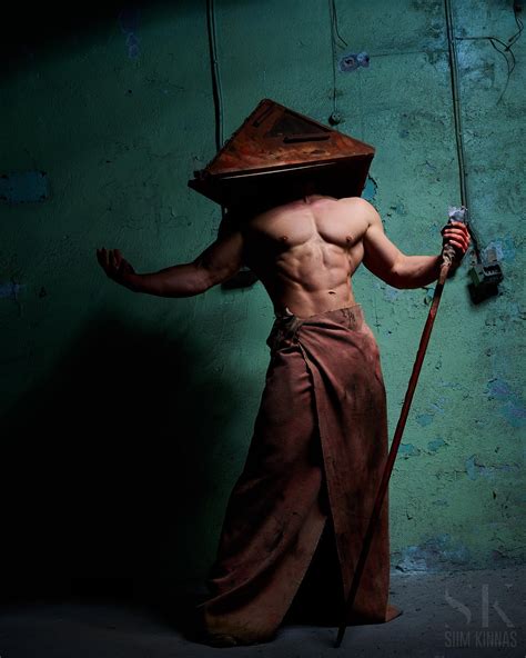 My Pyramid head cosplay : r/cosplayers