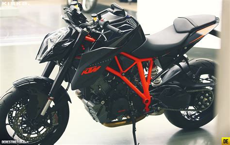 A Black Ktm Super Duke R Yes Please Autoevolution