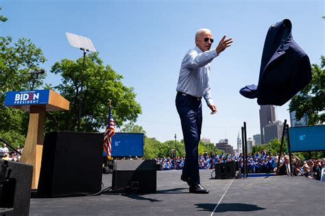 How We Got To 2020 Five Campaigns In Photos The New York Times