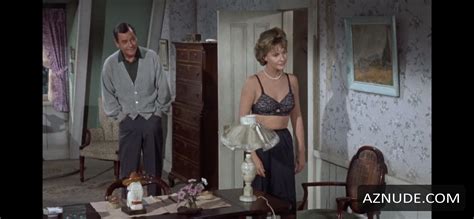 LOLA ALBRIGHT Nude AZNude