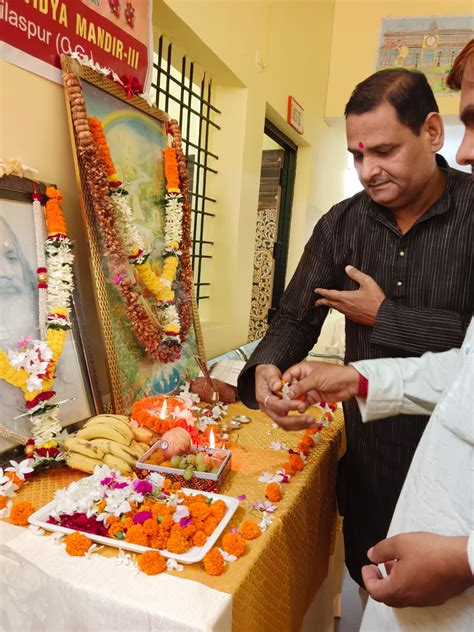 महर्षि विद्या मंदिर में गुरु पूर्णिमा के अवसर पर गुरु पूजा का हुआ आयोजन