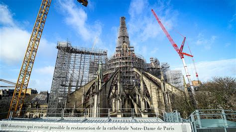 Emmanuel Macron Au Chevet De Notre Dame De Paris Un An Avant L