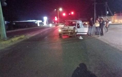 Camioneta Se Estampa Contra Poste En San Vicente