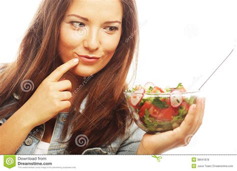 Mulher Feliz Nova Que Come A Salada Foto De Stock Imagem De