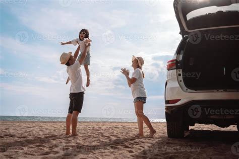 Familia Feliz Con Viaje En Coche Viaje Por Carretera Vacaciones De