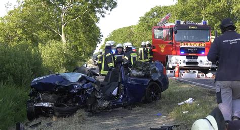 NonstopNews 19 jährige Fahrerin und 20 jähriger Beifahrer geraten in