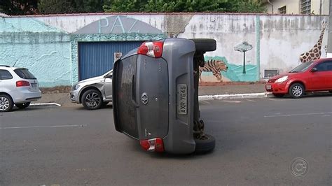 Vídeo mostra acidente que deixou carro tombado no meio da rua em