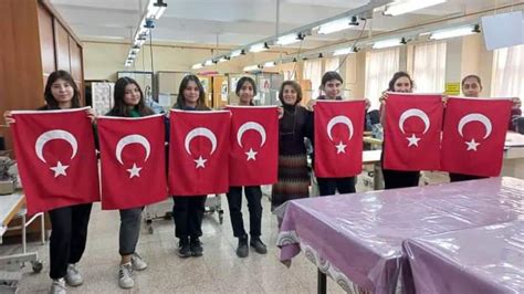 10 A Sınıfı Öğrencilerimizden Türk Bayrağı Dikimi Hafsa Sultan Kız