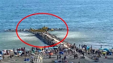 Nettuno Un Uomo Accusa Un Malore In Spiaggia Fra I Bagnanti Atterra L