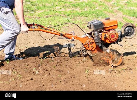 Hombre Granjero Arar La Tierra Con Un Cultivador Maquinaria Agr Cola