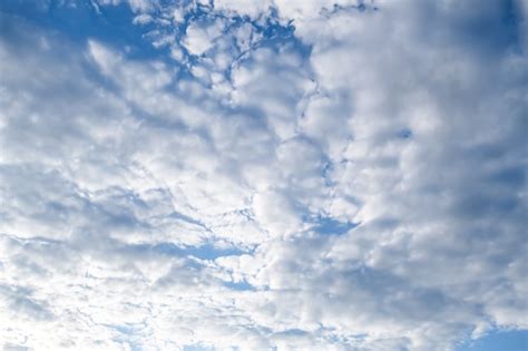 Blauer Himmel mit weißen flauschigen Wolken Kostenlose Foto