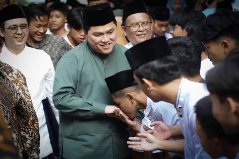 Santri Ponpes Tebuireng Vlog Bareng Menteri BUMN Erick Thohir Aksi