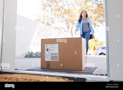 Mujer regresando fotografías e imágenes de alta resolución Alamy