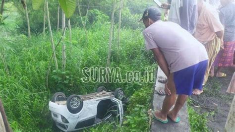 Melaju Dengan Kecepatan Kencang Sebuah Mobil Tabrak Pembatas Jalan