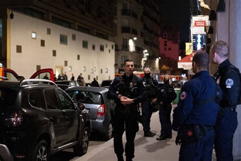 Paris deux policiers gravement blessés par balles dans un