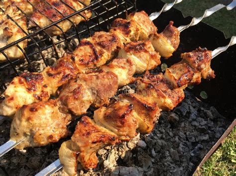 Parrilla En Los Carbones Con El Humo Barbacoa Pedazos De Carne Del