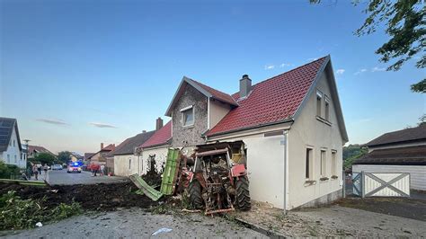 Traktor fährt ungebremst in Wohnhaus