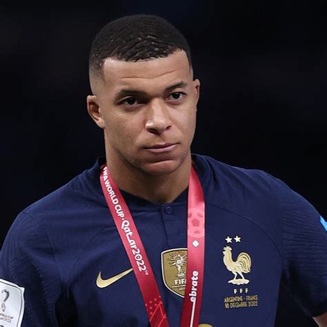 Cette Photo De Kylian Mbappé En Pull Dior Qui Fête Son Anniversaire Bat