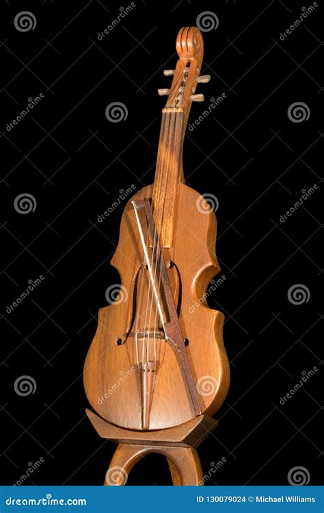 Modelo De Madeira Pequeno De Um Violino Curva Em Um Suporte Foto