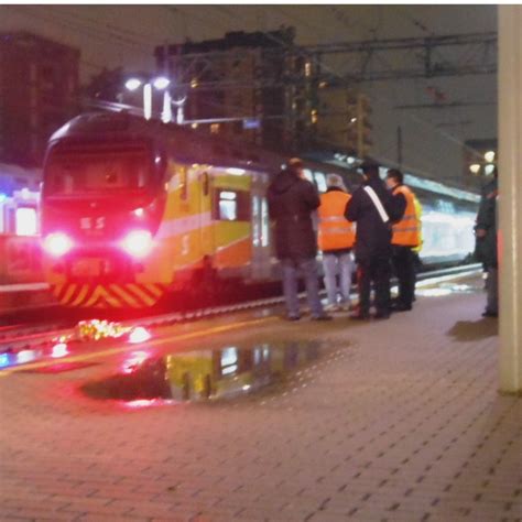 Paderno Cade Sui Binari In Stazione Donna Muore Travolta Da Un Treno