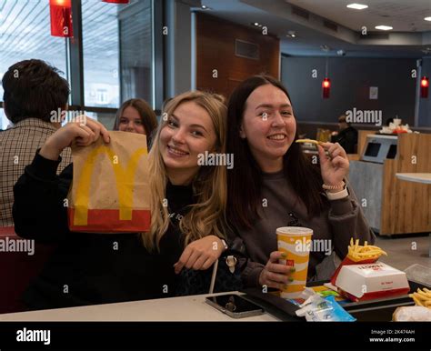 Kiev Ucrania 30th De Sep De 2022 Dos Clientes Vieron Sonriendo Con