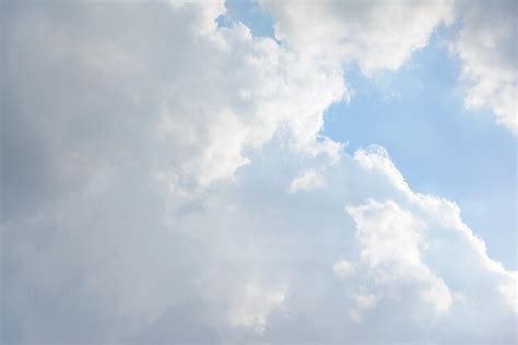 Cúmulos de nubes dispersas en un fondo de cielo azul cielo azul con