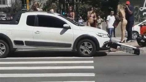 Motorista Se Distrai Mulheres De Biqu Ni E Causa Acidente Em Sp