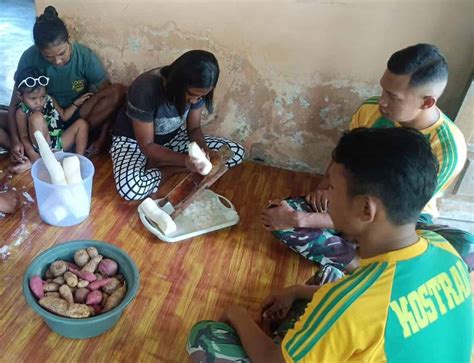 Ajarkan Cara Buat Keripik Singkong Upaya Satgas Yonarmed Kostrad