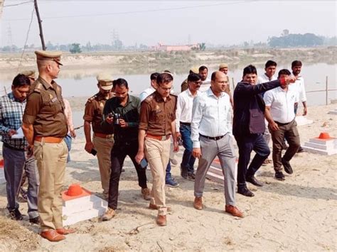 Dm And Sp Inspected Rapti River Ghat डीएम व एसपी ने राप्ती नदी घाट का किया निरीक्षण छठ पर्व