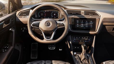 Spy photographer looked into the 2024 VW Tiguan and saw a big tablet-style screen there – Autoua.net