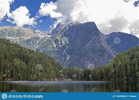 Lago Piburg En El Valle De Oetz En El Tirol Foto De Archivo Imagen De