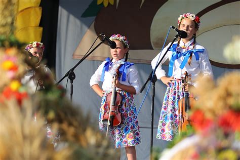 Kolorowe dożynki w Daleszycach Piękne wieńce i podziękowania za plony