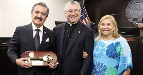 Recibe Eduardo Garza Robles Llaves De La Ciudad De Laredo Texas