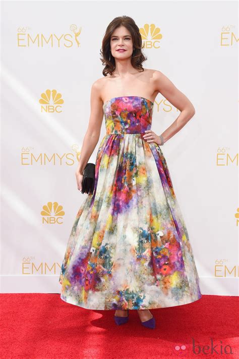 Betsy Brandt En La Alfombra Roja De Los Emmy 2014 Alfombra Roja De