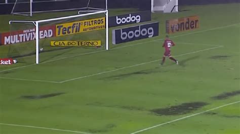 Gol no meio campo Figueirense marca golaço após erro do goleiro