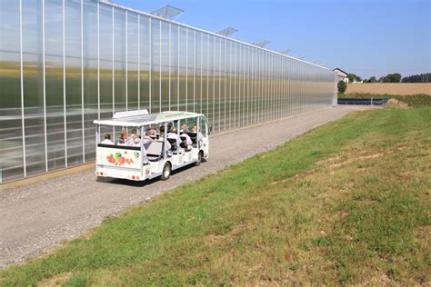 Gemütlich übers Gelände mit den neuen E Bussen Gemüsebau Steiner