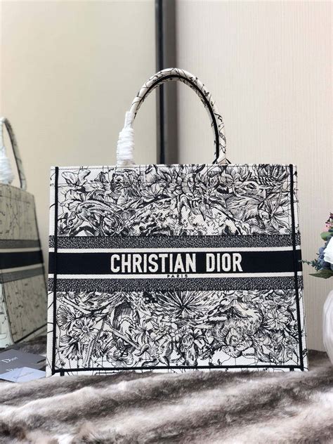 Dior迪奥官网女包品牌zodiac刺绣book Tote 手袋购物袋dior迪奥官网奢侈品包包直销网 世界顶级奢侈品购物网站【官网】