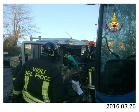 Incidente Stradale All Alba Autista Di Un Furgone Incastrato Nelle Lamiere