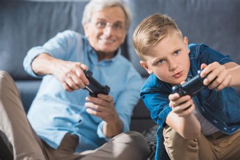 Abuelo Y Nieto Jugando Videojuegos Con Joysticks Foto Premium