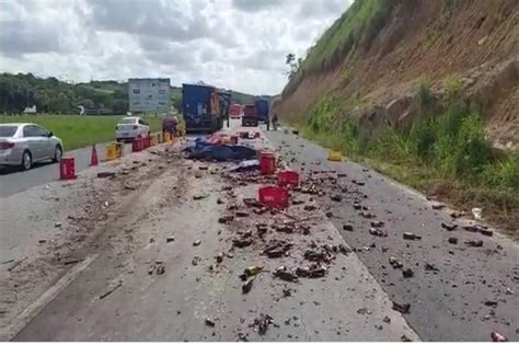 Colisão Entre Caminhões Deixa Trânsito Lento Na Br 232 Sentido Recife